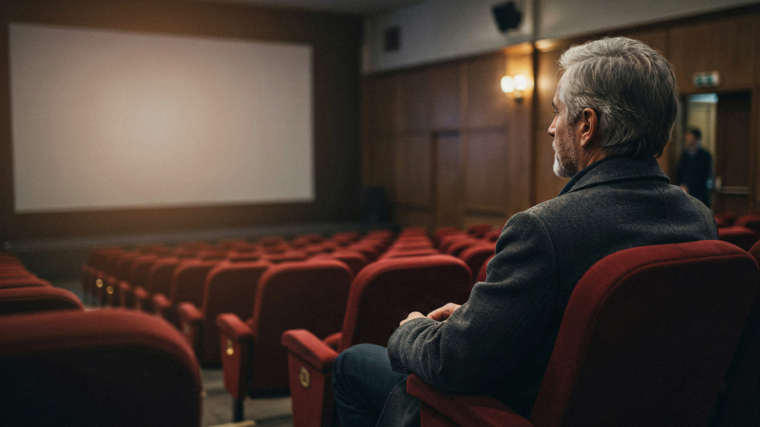Spectateurs devant une salle de projection pendant un festival de cinéma