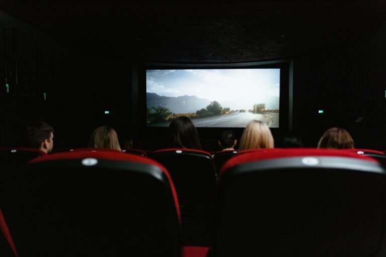 Neuf films familiaux sortent pendant la Toussaint 2026, avec des choix très différents selon l’âge et l’envie